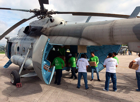 Con apoyo de autoridades federales dan inicio los traslados aéreos para la entrega de ayuda humanitaria.